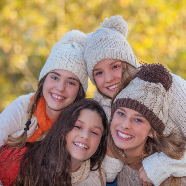 Sorrisos brancos no outono — Fotografia de Stock
