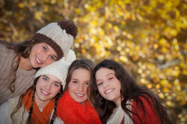 Otoño grupo adolescente niñas —  Fotos de Stock