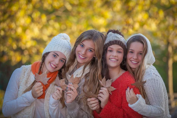 Felices amigos y sonrisas en otoño —  Fotos de Stock