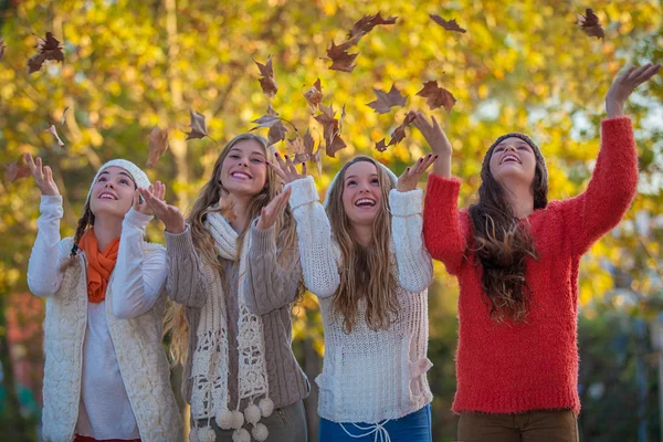 Happt outono folhas de adolescentes — Fotografia de Stock