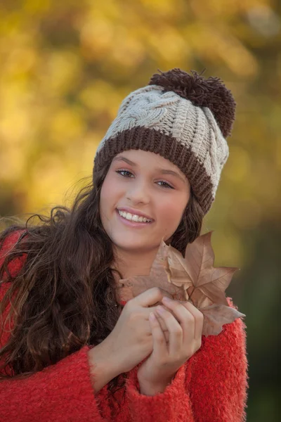 Glada leende höstens mode flicka — Stockfoto