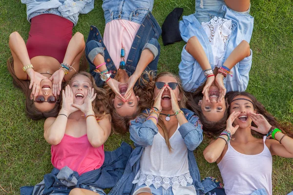 Groep van kinderen schreeuwen of zingen — Stockfoto