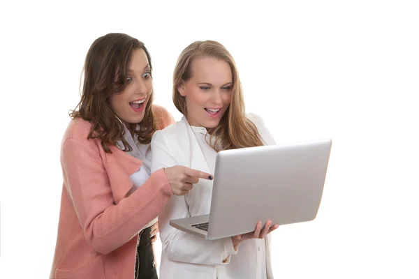 Ženy se dívají na laptop — Stock fotografie