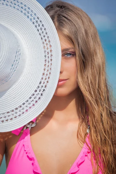 Женщина в отпуске с солнцезащитной шляпой — стоковое фото