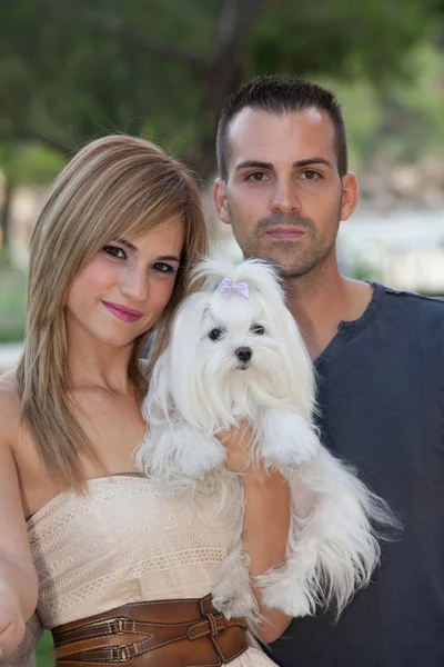 Paar mit Familienhund — Stockfoto