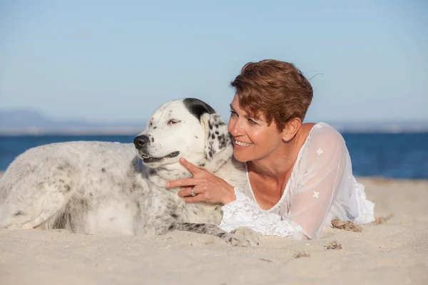 Mujer con viejo mascota perro mestizo — Foto de Stock