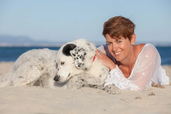 Frau mit Hund im Urlaub — Stockfoto