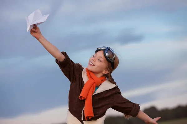 Criança brincando com viagem de avião — Fotografia de Stock