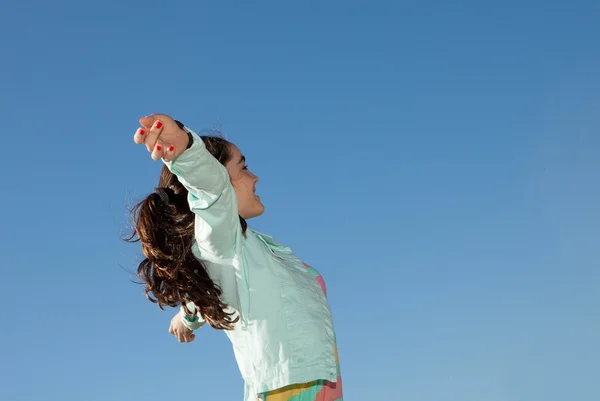 Niño levantando las armas para concepto de vacaciones libertad —  Fotos de Stock