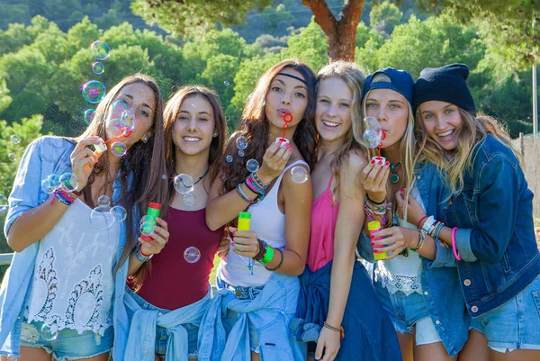 Gruppe bläst Blasen Sommer Kinder — Stockfoto