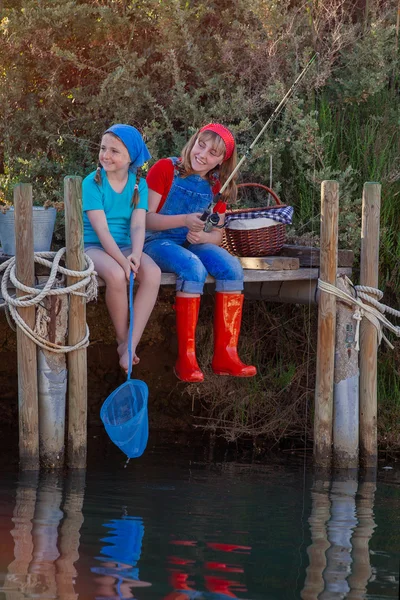 Zomer kinderen vissen in creek lake vijver of rivier — Stockfoto