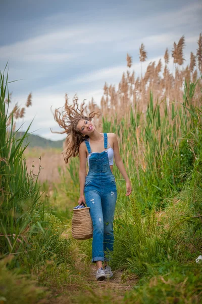 Friska flicka promenader på landsbygden — Stockfoto