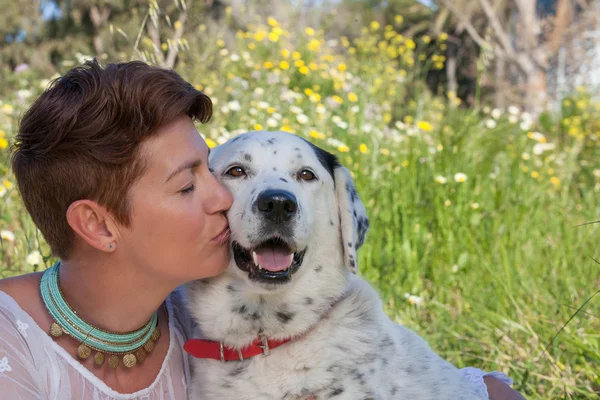 Mulher beijando cão de estimação — Fotografia de Stock