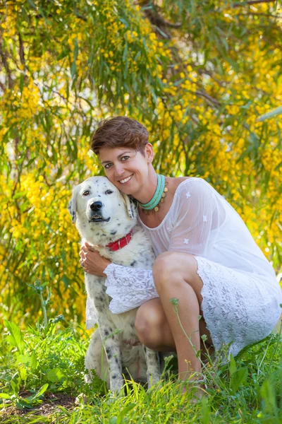 Woman hugging pet dog — Stock Photo, Image