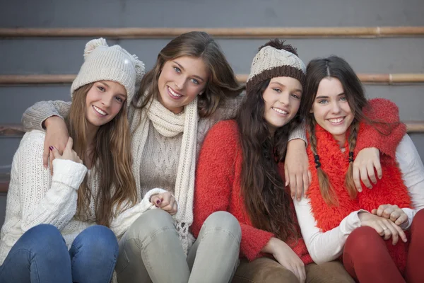 Moda invierno adolescentes con hermosas sonrisas —  Fotos de Stock