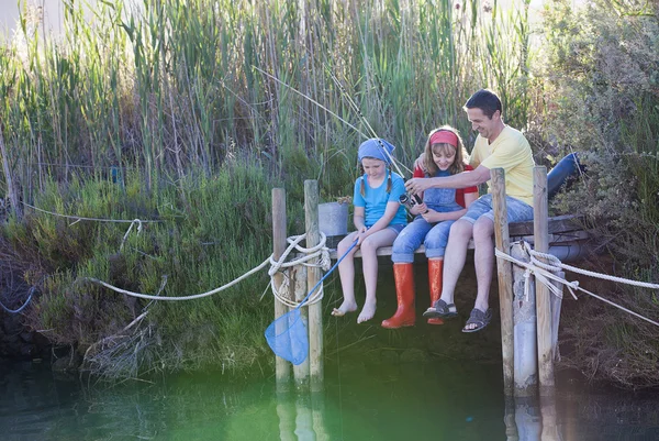 Giornata di famiglia fuori imparare la pesca — Foto Stock