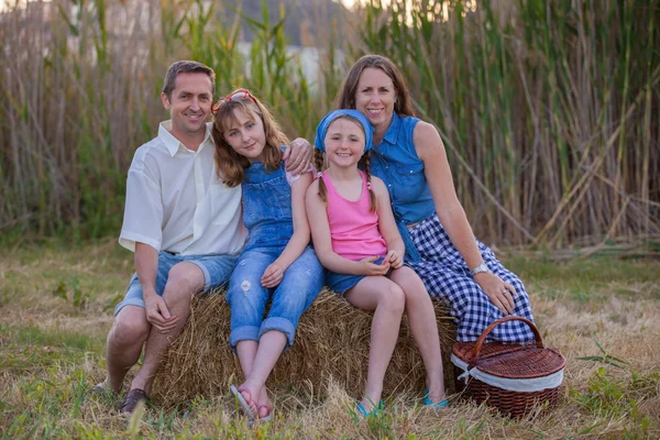 Happy healthy family outdoors — Stock Photo, Image