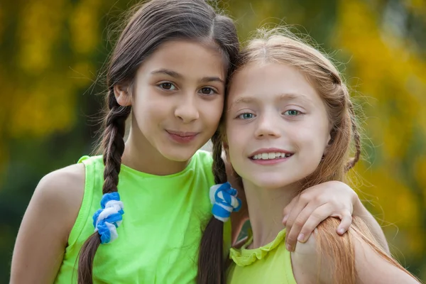 Amicizia felici giovani ragazze — Foto Stock