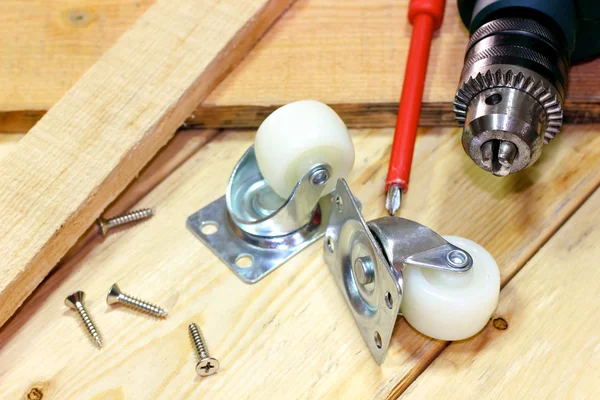 Elektrobohrmaschine mit Metallrad auf Holz — Stockfoto