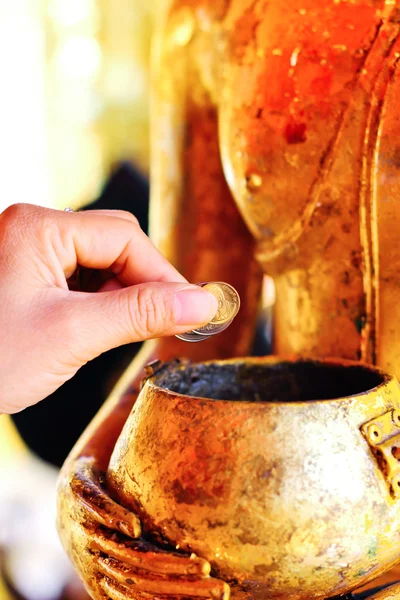 Boeddha en goud kom — Stockfoto