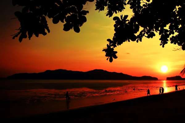 Puesta de sol en la playa — Foto de Stock