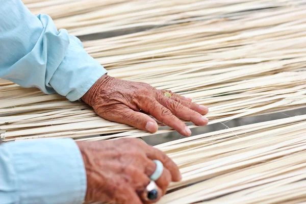 De oudere man hand met touw bamboe — Stockfoto