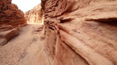 Mısır 'daki renkli Dahab kanyonu sağ tarafa bakıyor..