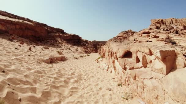 Krásný barevný kaňon Dahab v Egyptě. Prozkoumávání rudých hor.