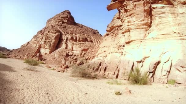 エジプトのカラフルなダハブ峡谷 右側の山々 — ストック動画