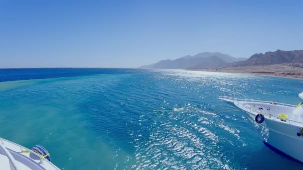 Bela Paisagem Limpa Costa Egito Com Ondas Suaves Bordo Iate — Vídeo de Stock