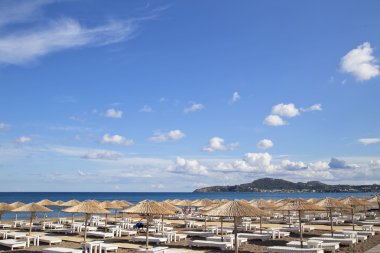  Şezlong ve şemsiye ile ıssız beach 