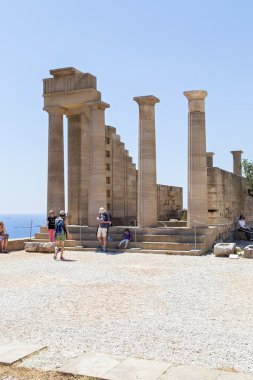  Turist büyük sütunlu Helenistik portico adlı bir grup 