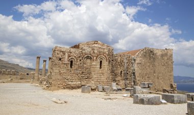  Turist büyük sütunlu Helenistik portico adlı bir grup 