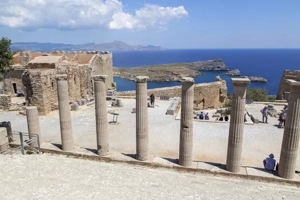 Un grupo de turistas en la gran columnata del pórtico helenístico — Foto de Stock