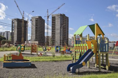  Bina çok katlı binaların karşı bir oyun alanı