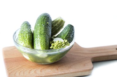 Bir cam kabın içinde turşu. 