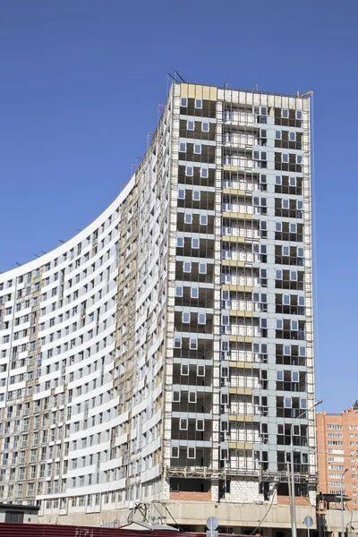 Equipamento de construção em construção da casa de apartamento de vários andares moderna . — Fotografia de Stock