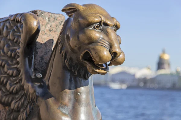 Een griffin op Universitetskaya Embankment — Stockfoto