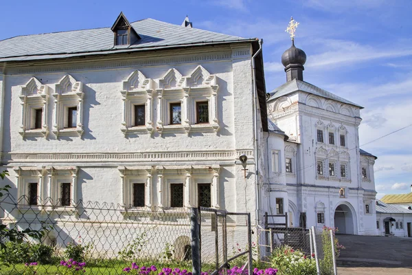 Güneşli bir gün manastırda. 