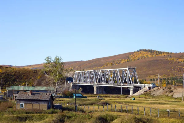 秋の自然を背景に鉄道橋 水平方向 — ストック写真