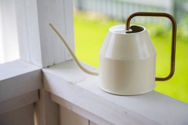  Veranda korkuluğunda bir çiçek kutusu var. Yatay olarak. 