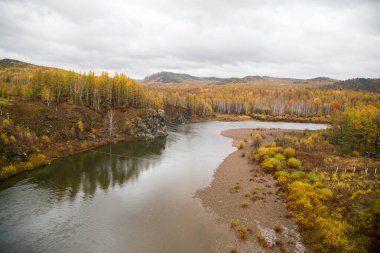  Nehir sonbahar ormanı boyunca akar. Yatay olarak.