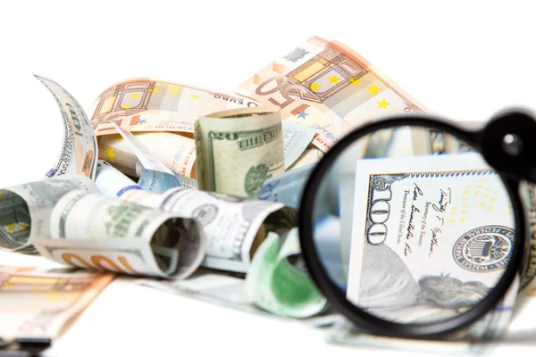 Valuta under ett förstoringsglas — Stockfoto