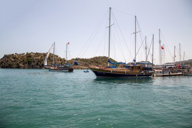 kıyıya yakın yelkenli