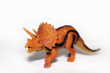 Oyuncak dinozor modeli beyaz arka planda izole edilmiş. Paleontoloji. Dinozor kazısı. Fosil.