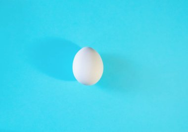 Paskalya konsepti. Renkli mavi pastel arka planda izole edilmiş iki beyaz yumurta..