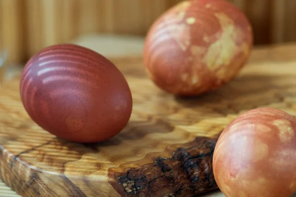 Renkli Gölgeli Paskalya Yumurtası Paskalya Tahta Üzerinde Kahverengi Yumurta Yakın — Stok fotoğraf