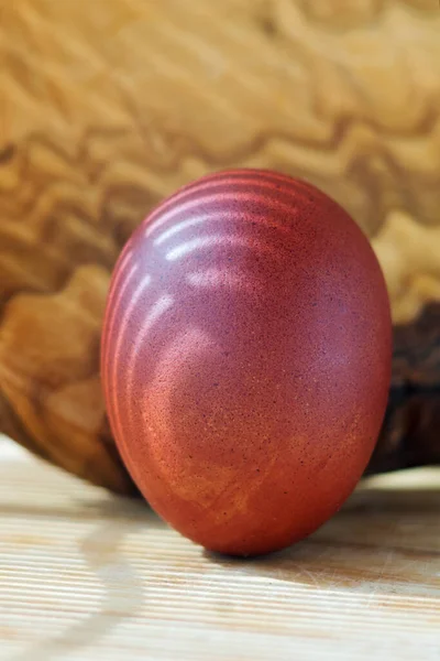 多色染め影のイースターエッグ イースターだ 木の板の上の茶色の卵のクローズアップ — ストック写真