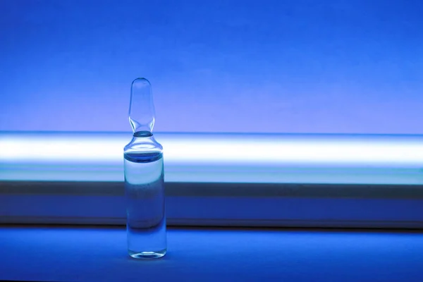 Ampolla Médica Medicamentos Inyectables Una Lámpara Germicida —  Fotos de Stock