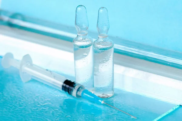 Şırınga Ampuller Kapatın Enjeksiyon Için Ilaçlar Mikroplu Lamba — Stok fotoğraf
